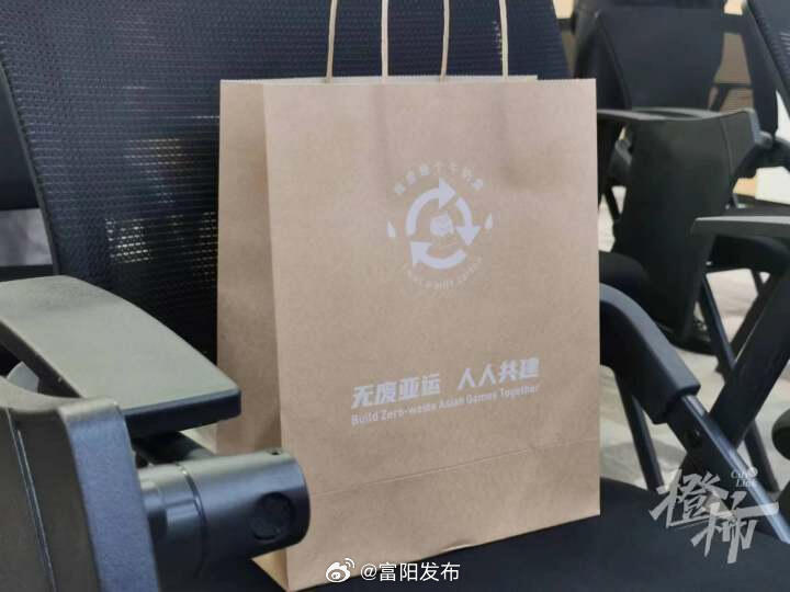 “加油鸭”走红亚运村杭州米乐m6传递“无废亚运”环保理念